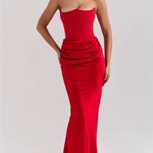 Chic Strapless Scarlet Dress